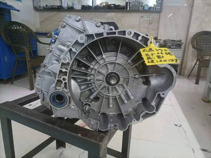 专业技师正在检查变速箱