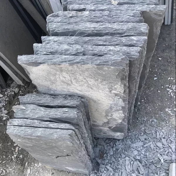 青石板铺装的古朴庭院景观