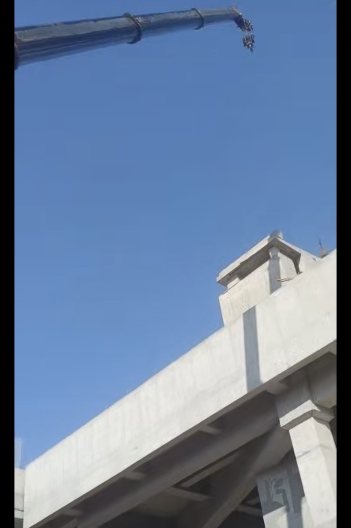 精密设备吊装作业现场