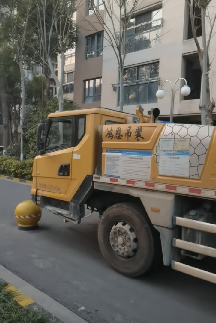50吨汽车吊在工地执行精细化吊装作业