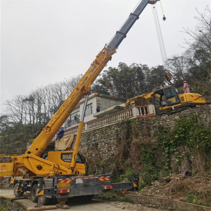 户外幕墙吊装作业场景