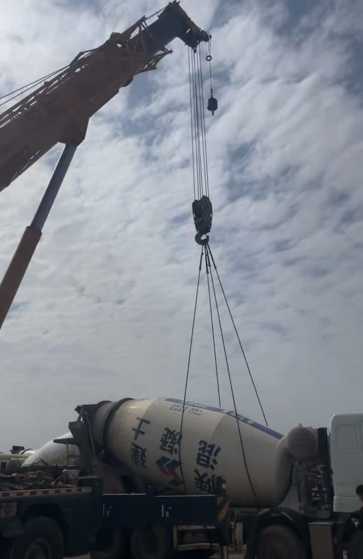 吊车作业现场