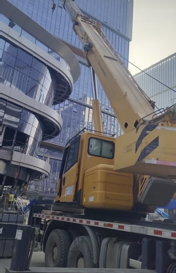 大型吊车设备展示