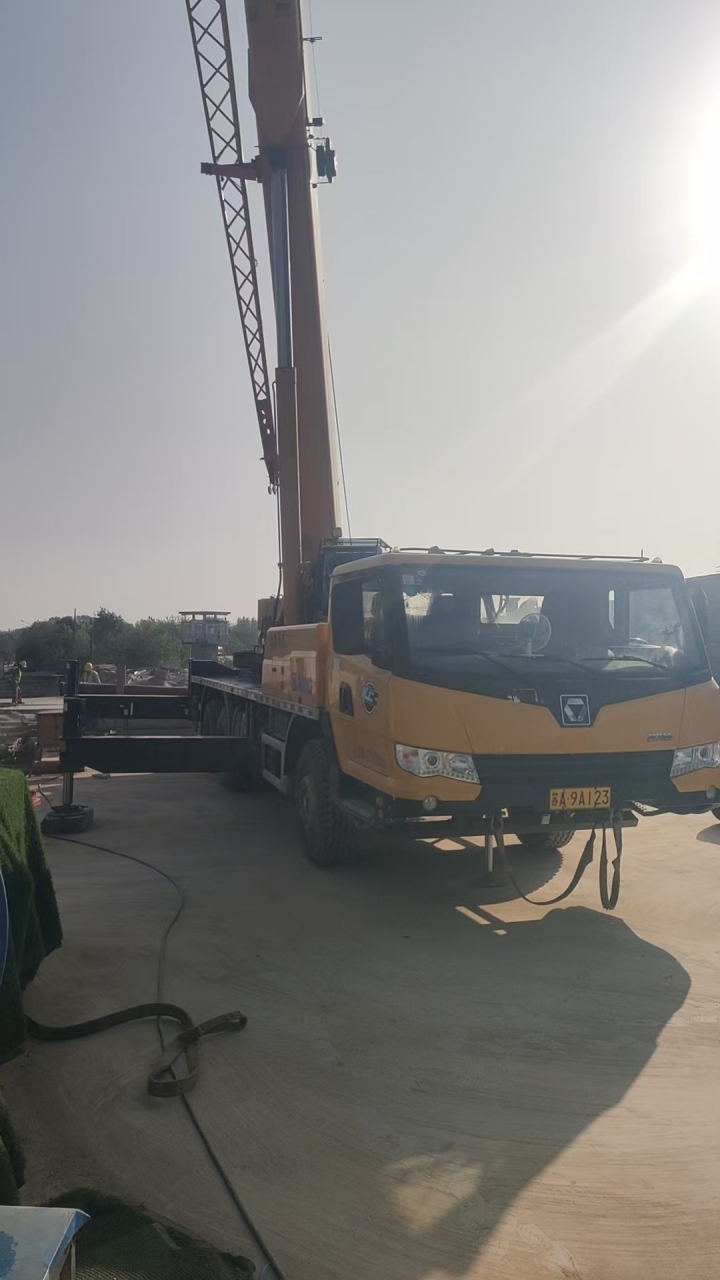 大型吊机设备工作场景