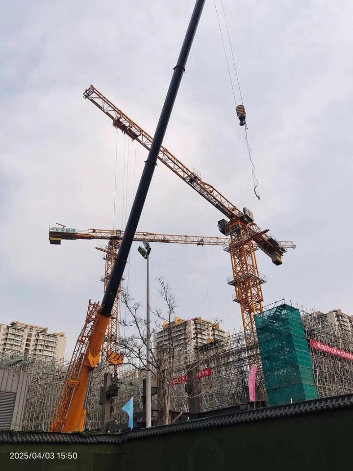 多台汽车吊协同作业图
