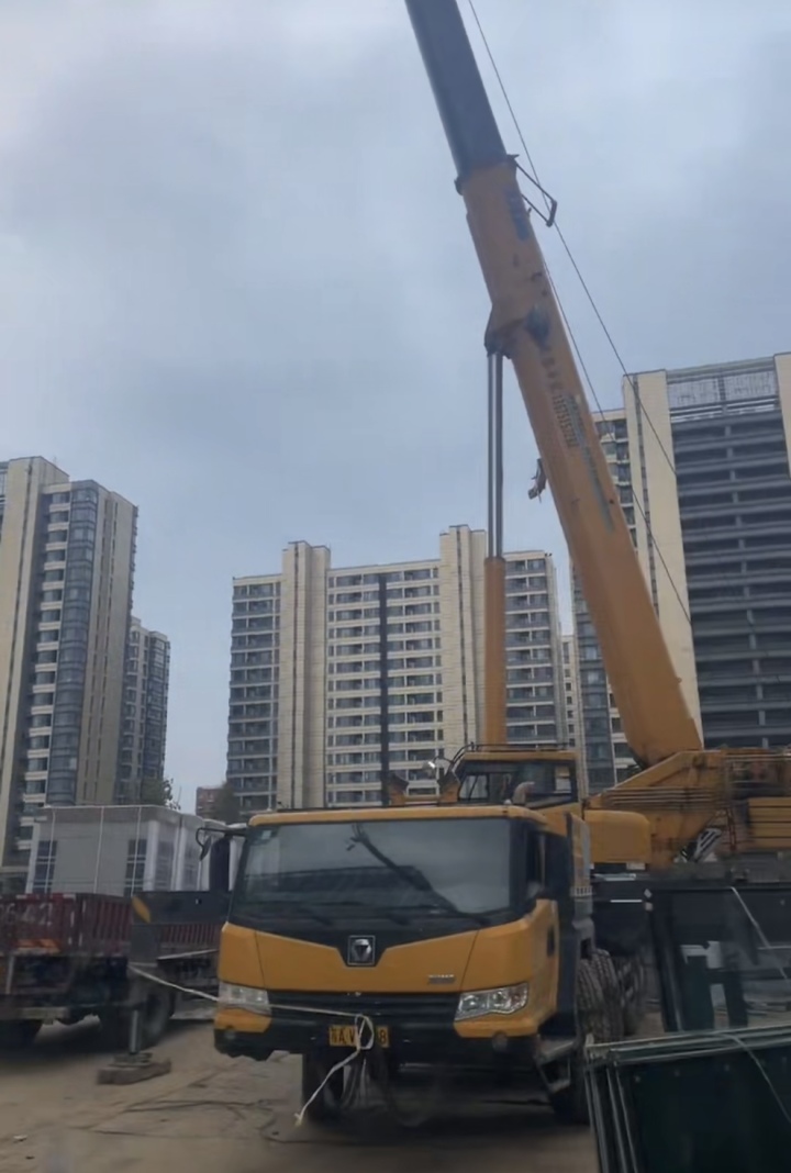 吊车作业现场