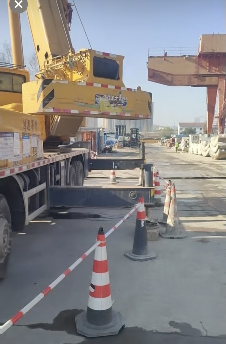 大型工程吊装现场