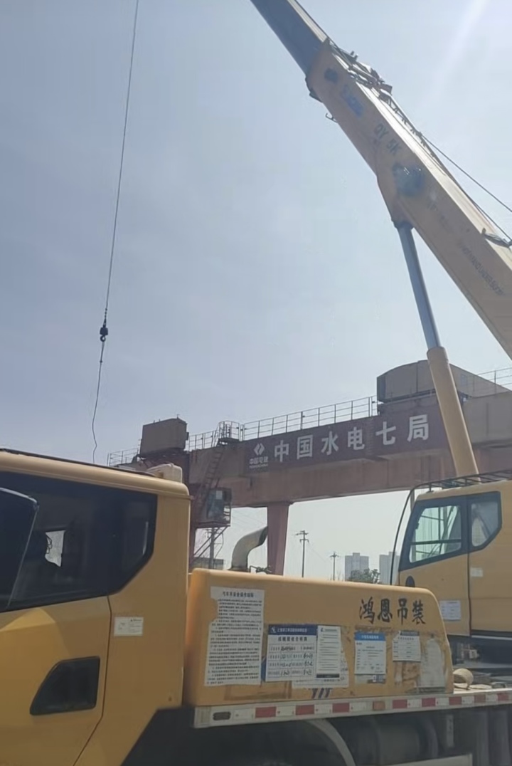 专业团队协作吊装场景