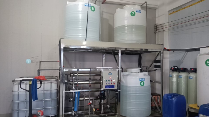 现代化纯水设备生产车间