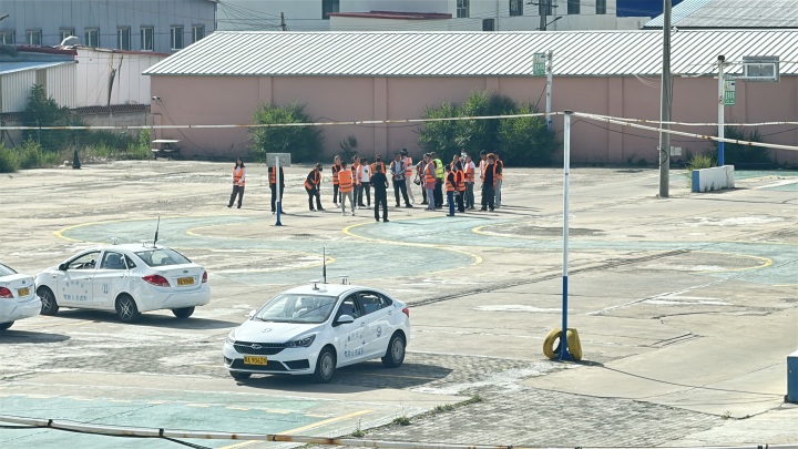 教练员正在进行一对一上车指导