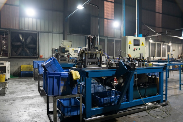 平开窗五金配件厂家生产车间实景