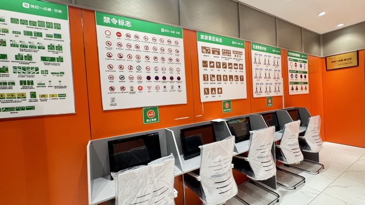 驾校学员在食堂用餐，环境整洁