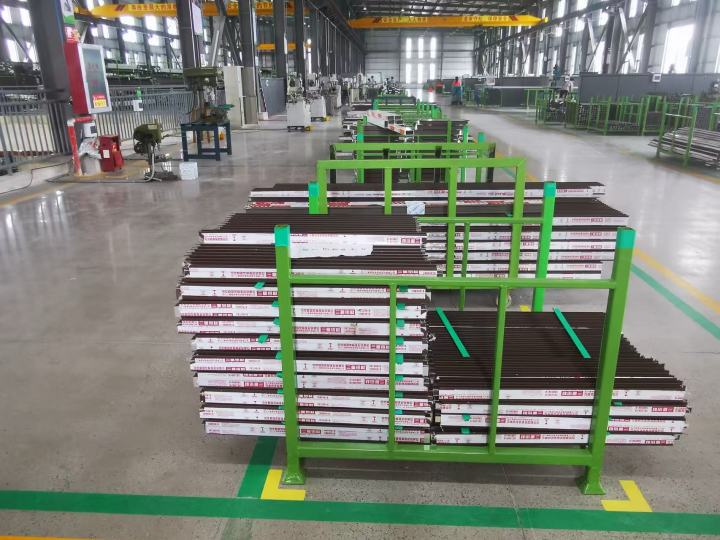 铝合金门窗生产线实拍