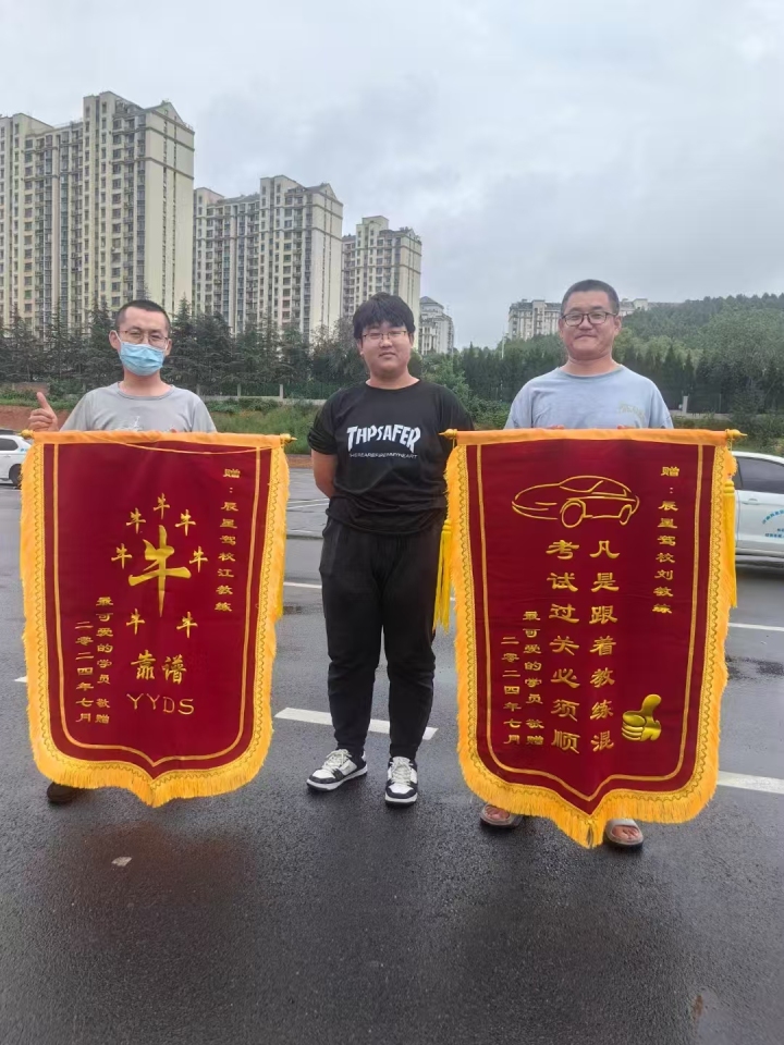 济南摩托车驾校练车场景