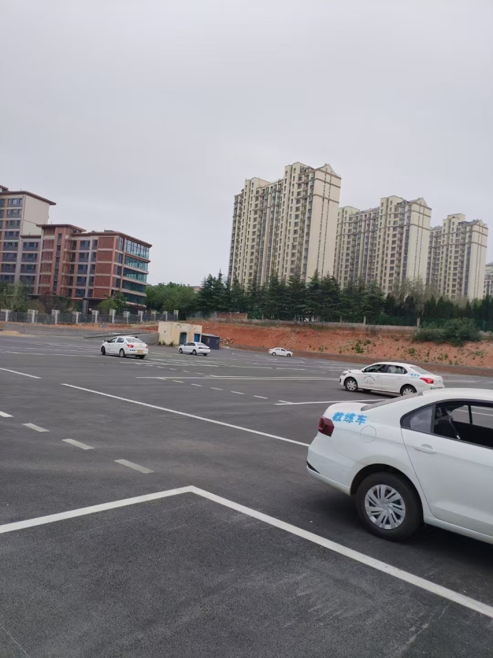 学员练车与教练教学场景