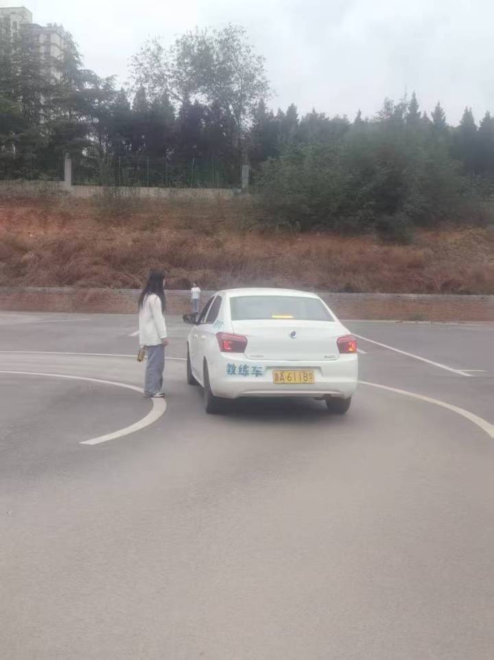 教练车与学员休息区