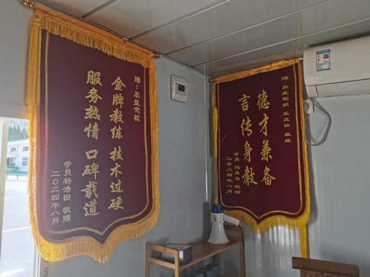 学员拿证合影
