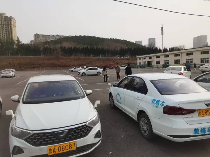 辰星驾校学员练车现场