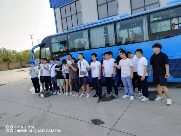 驾校教练耐心教学场景