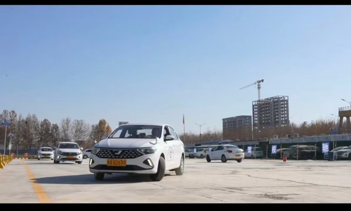 教练正在进行一对一耐心指导