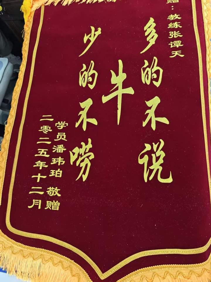 学员在训练场认真练习倒车入库