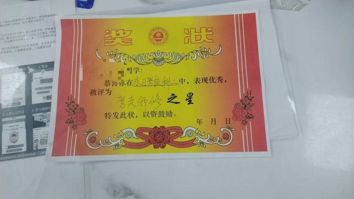 驾校教练正在耐心指导学员操作方向盘