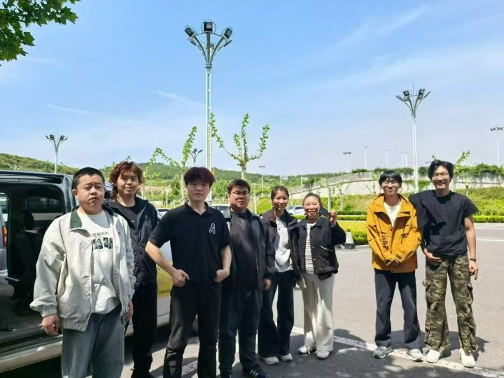 学员休息区与训练场全景