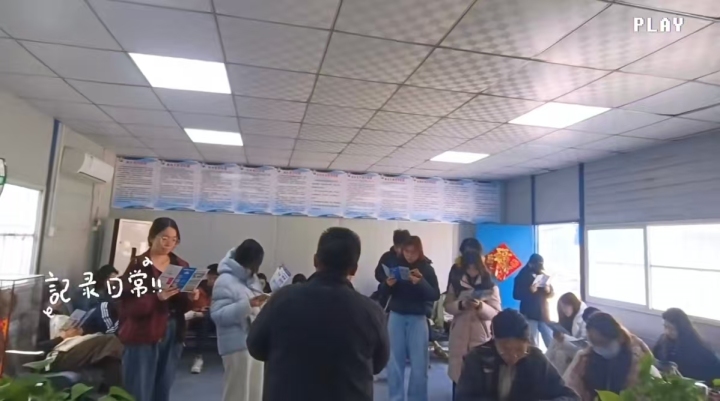 学员专心练车场景