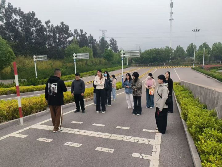教练耐心指导学员