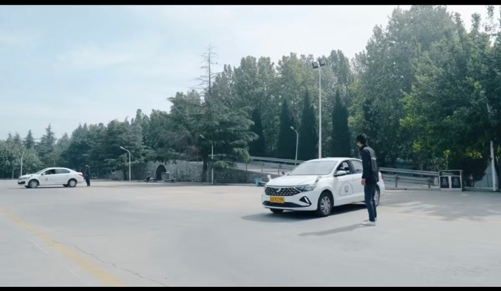 学员在训练场认真练车