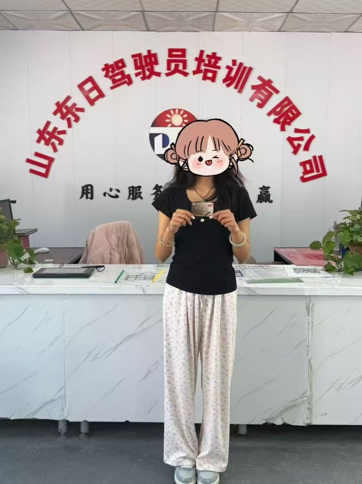 学员成功通过科目二考试后开心合影