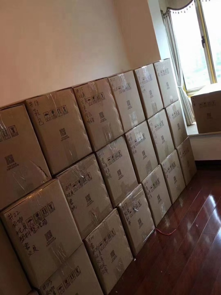 全日式搬家团队正在精细打包