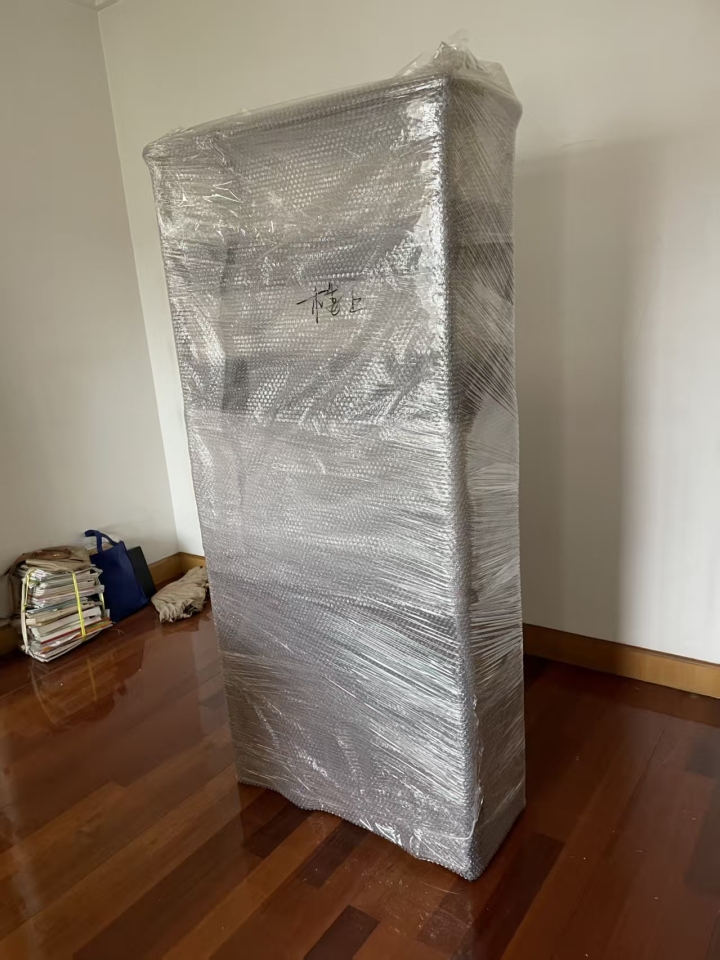 专业团队在狭窄弄堂内搬运