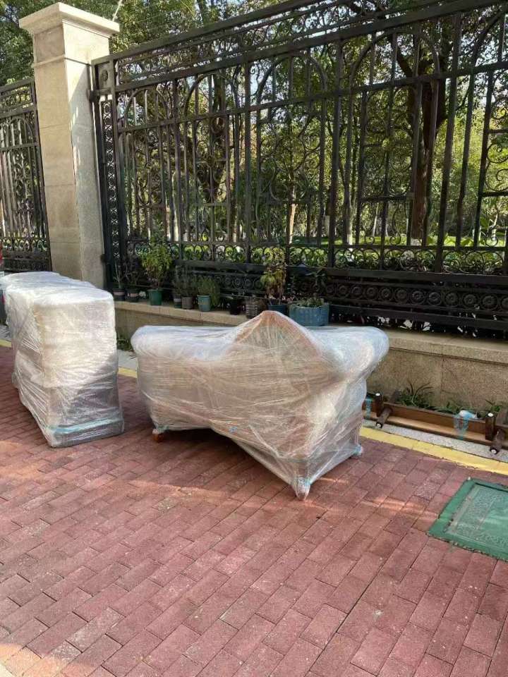 日式搬家团队正在精细打包