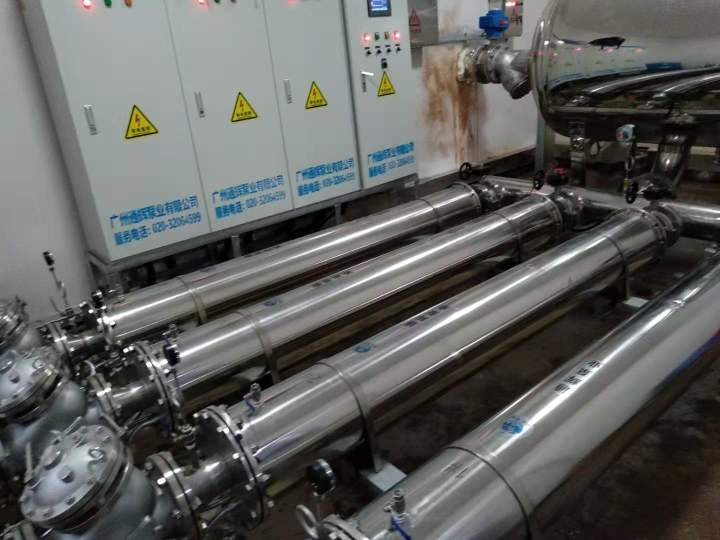 一体化泵站与智能控制柜现场作业图