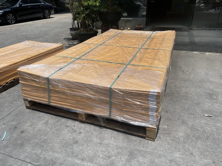 车间成品堆放与裁切场景