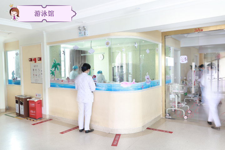 盆底康复治疗师指导患者使用设备