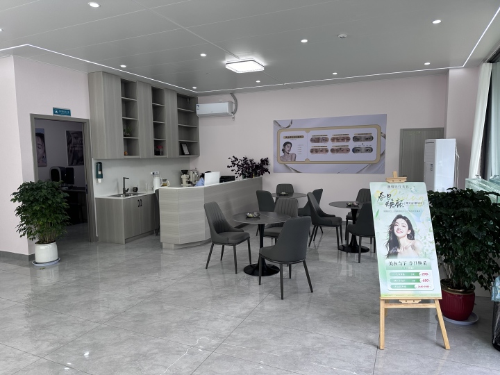 手术环境与医师资质展示