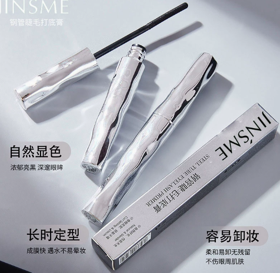 实验室研发人员正在操作设备