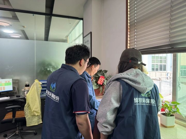 绿羽环保研发团队在实验室进行水质检测