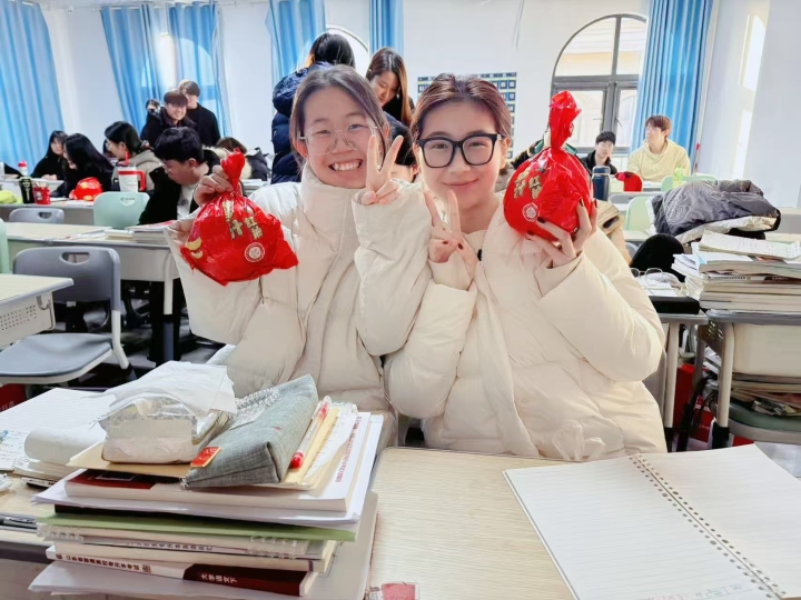 学霸学员与锦旗荣誉