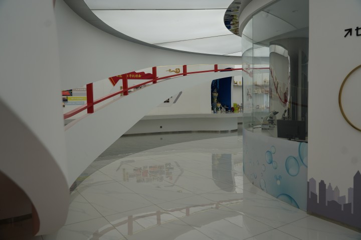 重庆佳家福装饰6000平米实景展厅，展示多种风格样板间及一站式选材场景