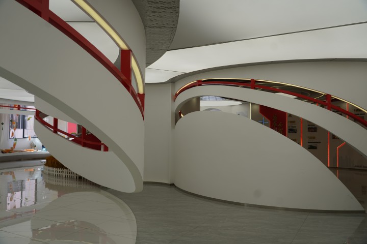 专业设计师正在进行空间规划，展示一体化设计流程