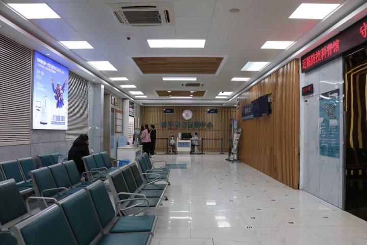 医院开展眼健康筛查与公益科普活动现场
