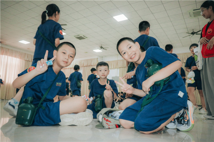 孩子们在进行户外拓展