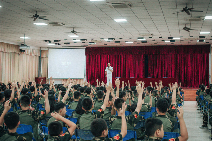 学员在教官指导下进行内务整理训练