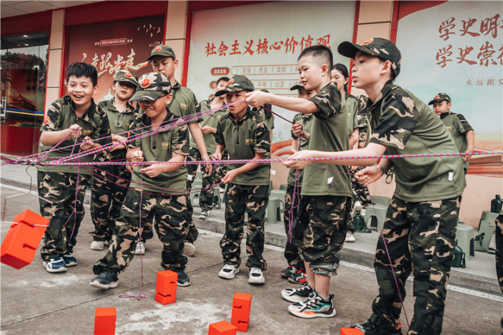 学员在户外营地参与团队协作活动