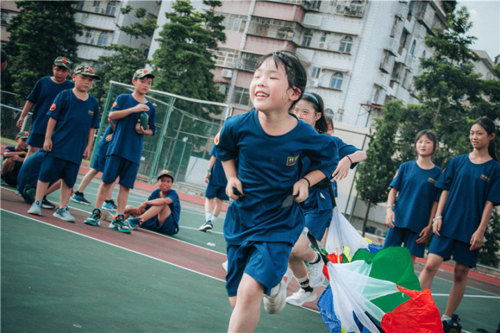 学员参与团队拓展活动