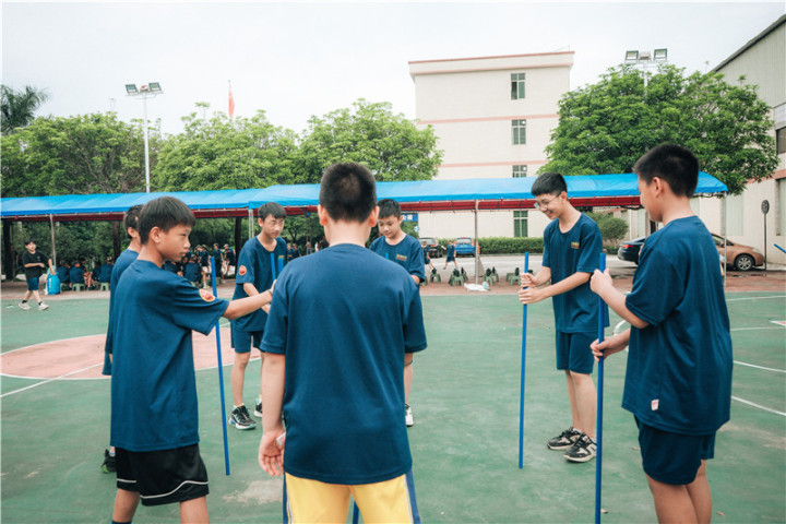 夏令营学员在户外进行团队协作训练