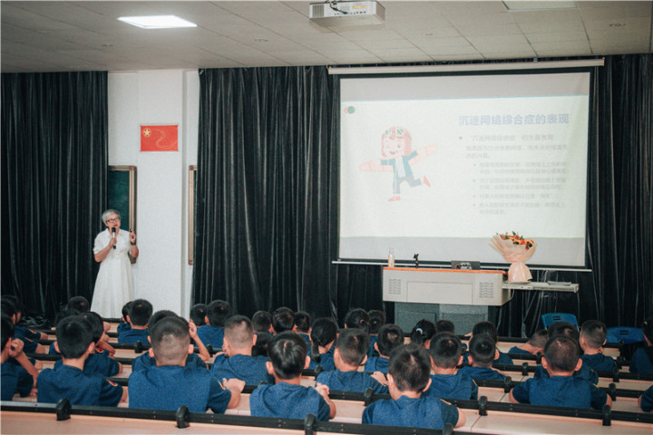 学员进行户外生存技能训练